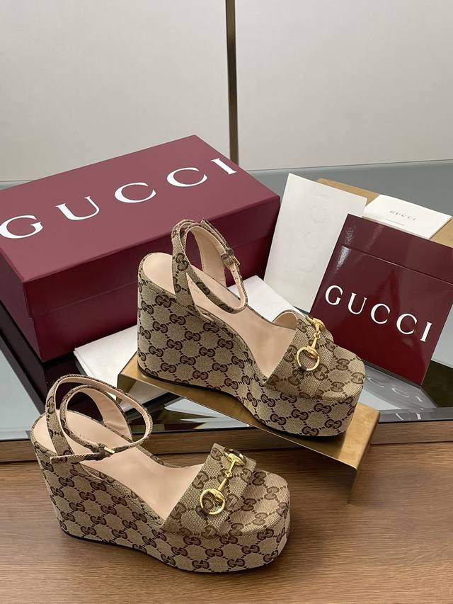 真皮底1:1新水台顶级版 2025古奇春夏经典双Gg老花布系列新款马衔扣高厚底凉鞋高水台恨天高坡跟一字带凉鞋 DDD 这款凉鞋由经典Gg帆布制作，一字宽幅绑带搭