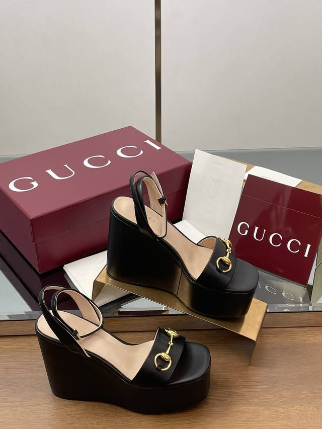 真皮底1:1新水台顶级版 2025古奇春夏经典一字带系列新款马衔扣高厚底凉鞋高水台恨天高坡跟一字带凉鞋 DDD 这款凉鞋由古软油蜡皮制作，一字宽幅绑带搭配橡胶鞋