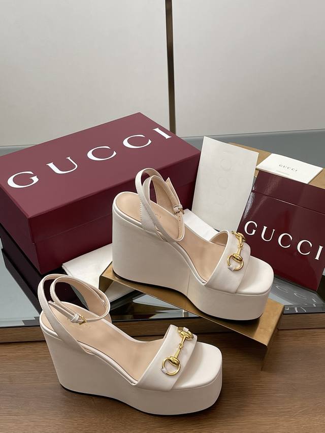 真皮底1:1新水台顶级版 2025古奇春夏经典一字带系列新款马衔扣高厚底凉鞋高水台恨天高坡跟一字带凉鞋 DDD 这款凉鞋由古软油蜡皮制作，一字宽幅绑带搭配橡胶鞋