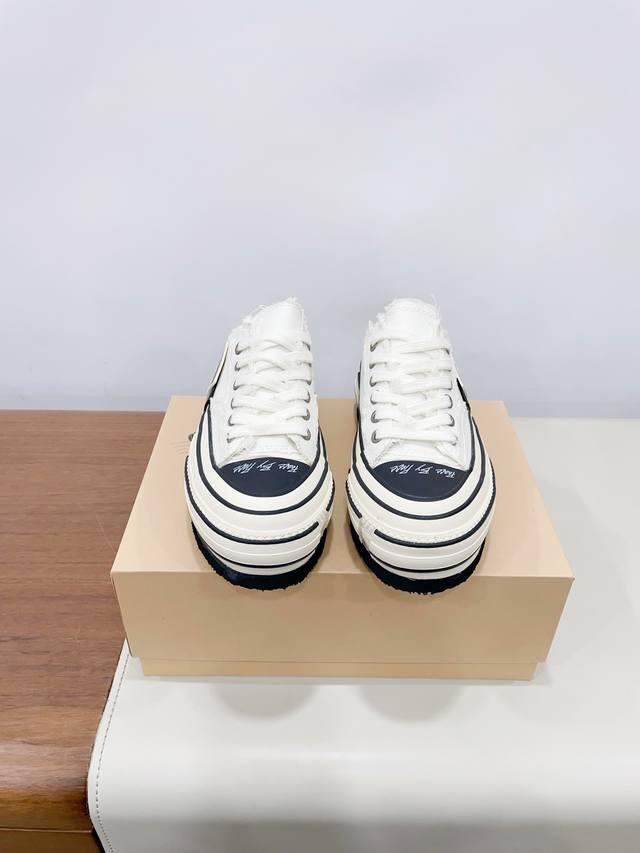 Price： DDD Xvesse*双标Pert*鞋 开口笑内增高帆布鞋 DDD 潮流精品，品质保证 DDD 加宽鞋头设计增加脚趾空间，提升舒适度。脚后跟处增添