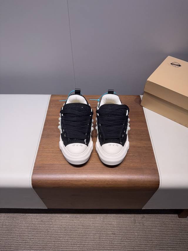 25Ss珍珠链新款 DDD 吴建豪 Xvessel Smilenc*牛扎糖#最新大底，最新内里！ 鞋面水洗帆布，内里牛皮～开模定制组合大底解构风格 鞋头感光字母