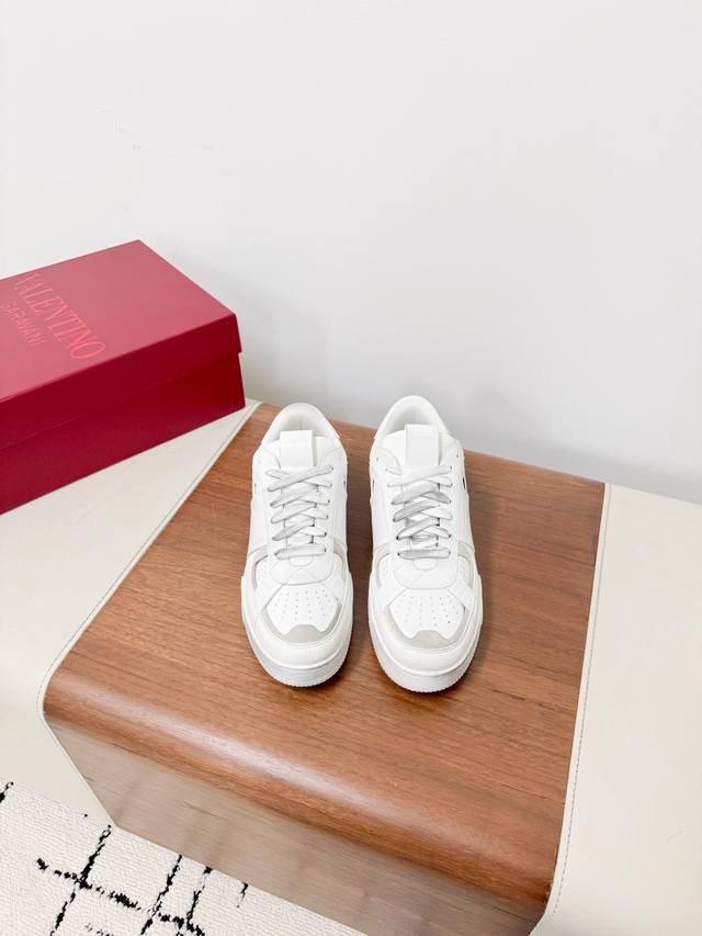 Valention 顶级原单品质.～ 独特现代风运动鞋。休闲鞋潮男必备款 意大利进口原版品牌，进口原版材质.工艺，原版垫脚 拒绝脱色磨脚 鞋底：原厂特供原版底，