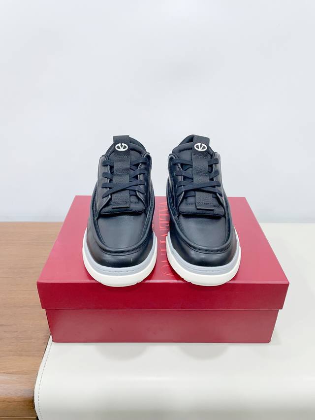 Price： DDD Valentin* 华伦天奴 DDD 最新走秀款休闲帅气运动鞋 DDD 原版购入开发 做货 华伦天伦爆款运动鞋 明星同款 舒适牛皮材质，四