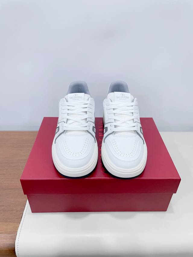 Price： DDD * 情侣款运动鞋系列 DDD Valentino 2025最新款情侣运动鞋 明星同款 火爆发售. 原版Zp入购拆解. 反复打版调改. 力要