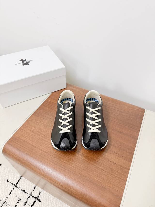 Martin Sallieres新款运动鞋 DDD 圆圆胖胖的鞋头保留了一些 Sunnei的感觉包上去的 Rubber 很漂亮 外侧Panel 干净舒服没Log