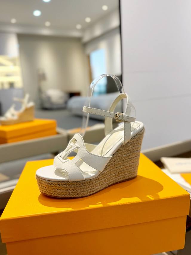 价格P： DDD L V 2025 最新走秀款厚底麻绳凉鞋 DDD 香港原版购入一比一开模 DDD 今年的款式比去年增加了新原素 显得更为大牌 DDD 皮面款采