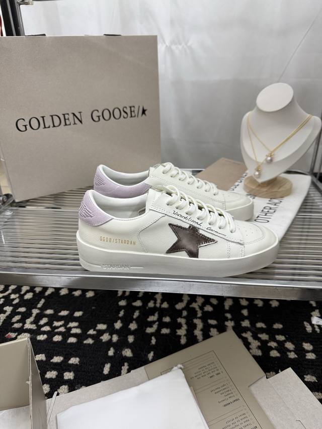 男款10 Stardan系列 DDD 火红程度比小白鞋还要早，打破传统审美，小脏鞋做到了！ DDD 明星私服上脚示范 就是这么百搭 ！再也不用担心洗鞋的问题啦！