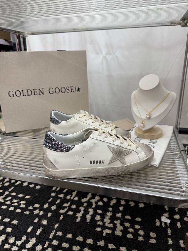 男款10 Super Tar DDD 火红程度比小白鞋还要早，打破传统审美，小脏鞋做到了！ DDD 明星私服上脚示范 就是这么百搭 ！再也不用担心洗鞋的问题啦！