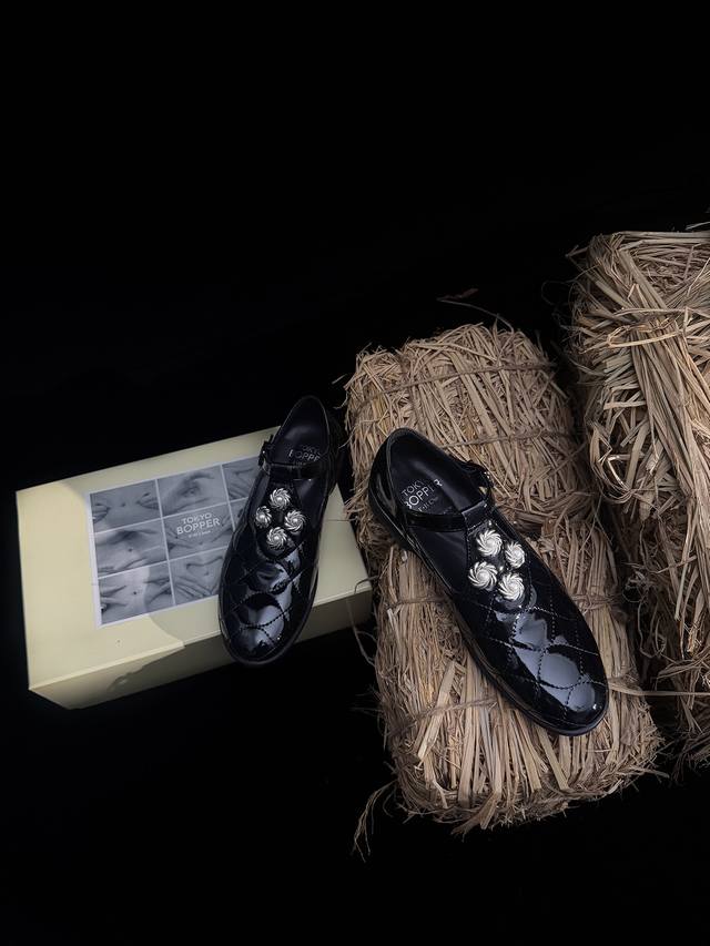 2025秋冬新款 小众潮品Tokyo Bopper珍珠扣电绣单鞋！小红书种草款～东京代购超火 DDD 原版1:1定制反复调试 DDD 面料：原版环保牛皮 漆皮