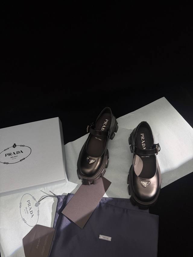 新品厚底玛丽珍鞋 黑色哑光 DDD 鞋跟5.5Cm玛丽珍鞋出新款啦，采用了更有质感的荔枝纹牛皮，加高了鞋底却保持极轻的重量。太百搭了！可盐可甜 穿各种小裙子小短