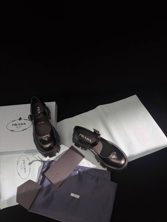 新品厚底玛丽珍鞋 黑色中光 DDD 鞋跟5.5Cm玛丽珍鞋出新款啦，采用了更有质感的荔枝纹牛皮，加高了鞋底却保持极轻的重量。太百搭了！可盐可甜 穿各种小裙子小短