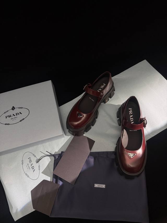 新品厚底玛丽珍鞋 DDD 鞋跟5.5Cm玛丽珍鞋出新款啦，采用了更有质感的荔枝纹牛皮，加高了鞋底却保持极轻的重量。太百搭了！可盐可甜 穿各种小裙子小短裤再配个袜