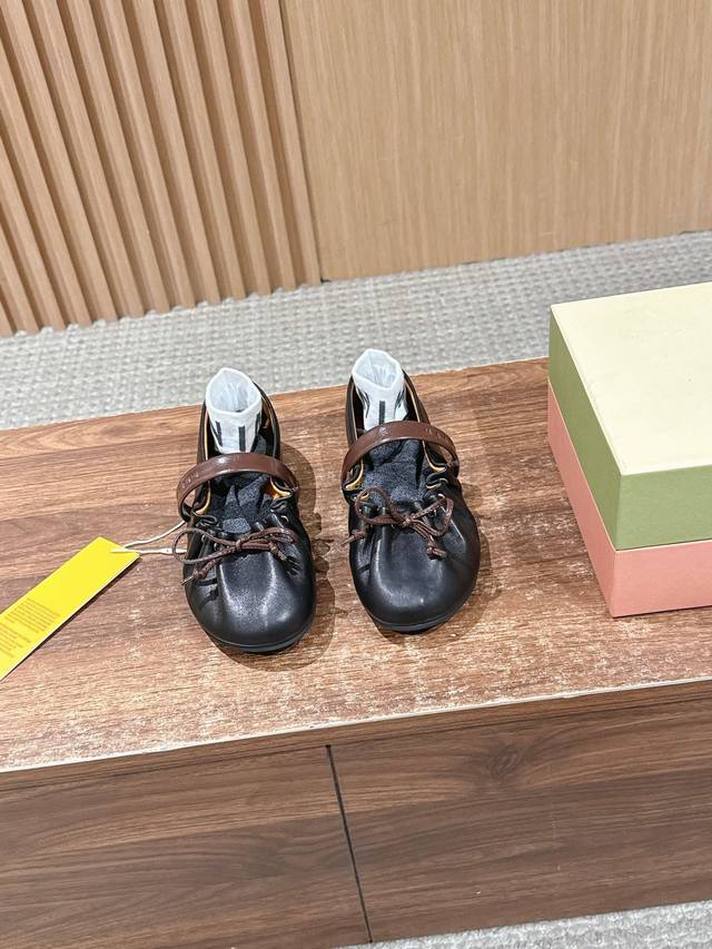 顶级版本 Marni 玛尼褶皱荷叶边玛丽珍芭蕾鞋平底鞋 DDD 融合芭蕾平底鞋的柔软鞋型与玛丽珍鞋的细绑带，鞋口加入荷叶边褶皱装饰，鞋头搭配细带蝴蝶结，甜美元素