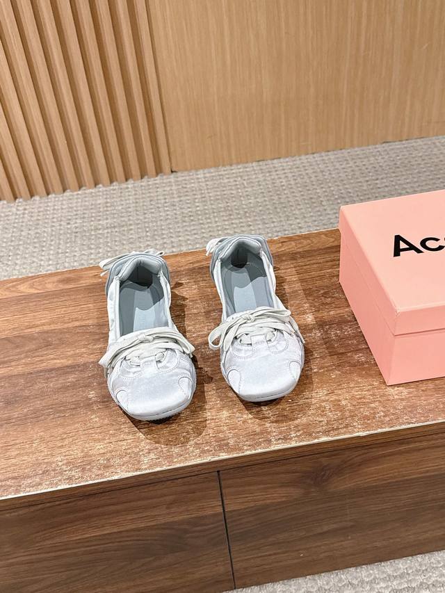 顶级版本 Acne Studios 艾熙新款芭蕾风蝴蝶结绑带浅口单鞋 DDD 重塑经典芭蕾舞鞋轮廓，将芭蕾的浪漫优雅与街头休闲感结合，部分款式还融入复古做旧、Y