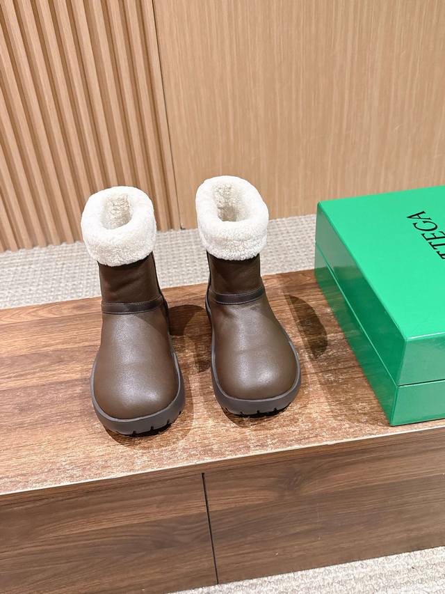 顶级版本 #葆蝶家秋冬款圆头加绒短靴雪地靴毛毛靴 DDD 靴口和内里有毛绒材质，适合低温天气。外层是皮质面料，防水耐脏，容易清洁。厚底设计，走路时缓冲性好，长时