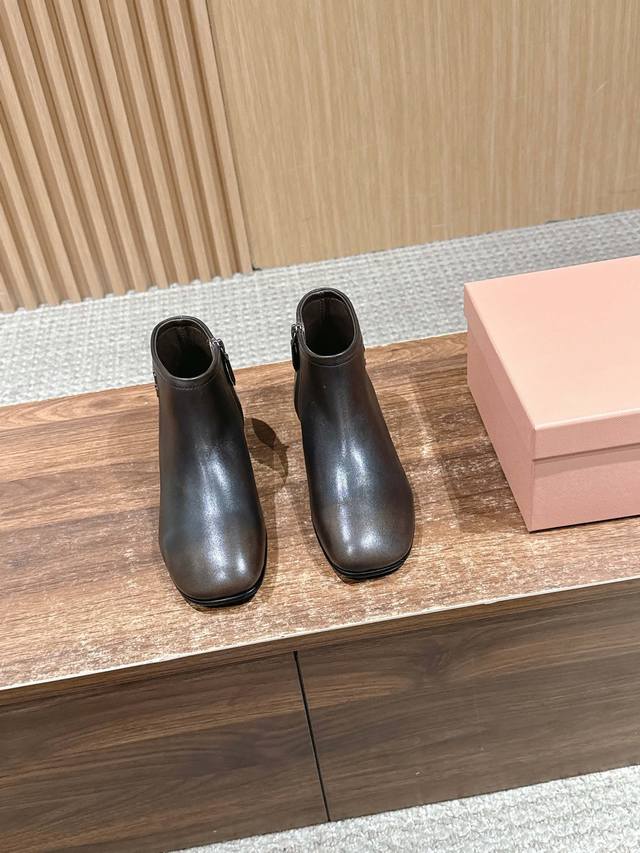 代购级 Miu Miu 缪缪新款复古高级感方头短靴 DDD