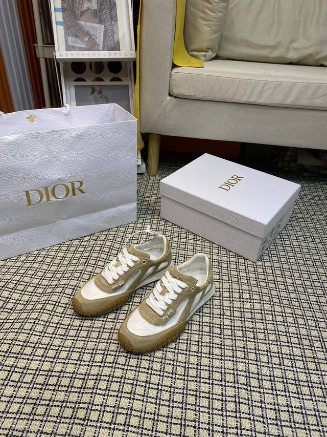 顶级版本Christian Dior 迪奥新款情侣 休闲鞋 德训鞋 鞋面采用麂皮和网面拼接 精心制作，正面饰以同色调绒面牛皮革镶片， DDD 系带设计，穿脱方便