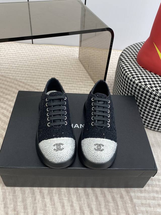 Chanel香奈儿 25Ss 春夏新款专柜顶级休闲款运动鞋 DDD 这款经典设计 鞋面多种工艺电绣的风格；大底却时尚运动；不平凡的拥入了多种配色元素多元化混搭非