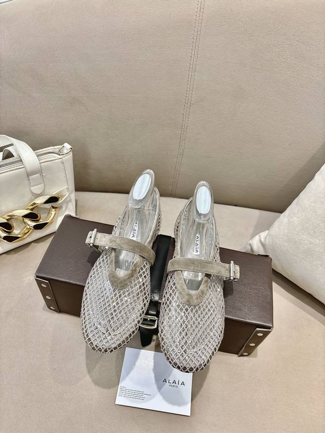 2026 春夏Alaia 镶钻渔网芭蕾鞋 DDD Alaia这款镶钻渔网芭蕾鞋，麂皮+渔网编织，点缀上千施华洛世奇水钻，银河繁星感超梦幻！经典玛丽珍鞋型，一字扣