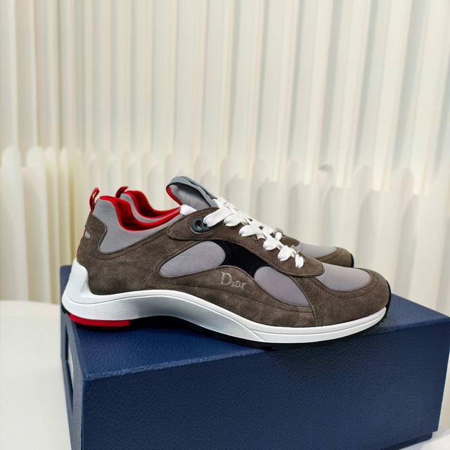 Dior 26Ss 最新秀场单品 Mile 运动鞋情侣鞋 由创意总监 Jonathan Anderson 操刀，为 2026 春夏 Ss26 系列打造，手稿以简