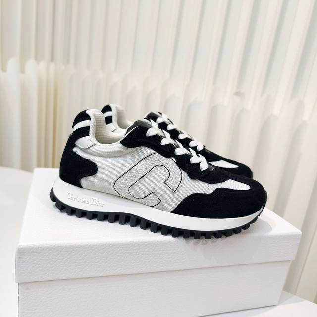 Dior 真皮休闲系带拼色运动鞋情侣鞋 鞋面由反牛皮搭配白色网眼织物，侧面饰以刺绣C和D字母提升格调。轻盈的双色大底舒适非凡，彰显运动风格的魅力。情侣出街穿上它