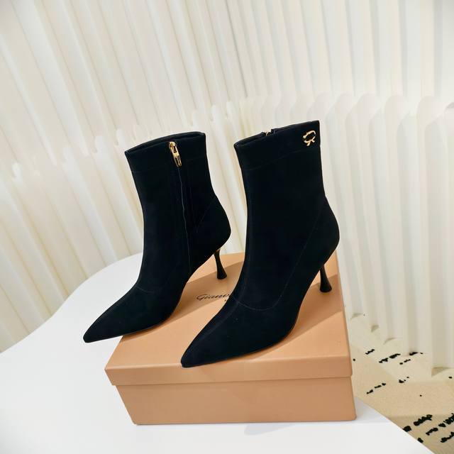Gianvito Rossi尖头高跟R扣短靴 鞋面采用真皮手工定制，鞋面与靴筒用拼接方式设计，凸显出它的奇特之处！鞋口线条似郁金香花瓣一样，彰显女性的柔美。 D