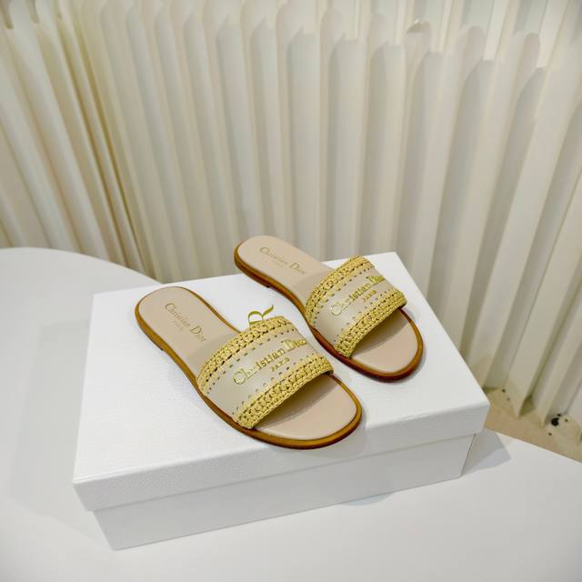 Dior牛皮编织勾花平底凉拖 这款D-Lane凉拖彰显经典风格，展示镂空藤格纹图案。鞋面饰以金色金属标志，彰显时尚气质。加垫皮革内底打造舒适的穿着体验，简约设计