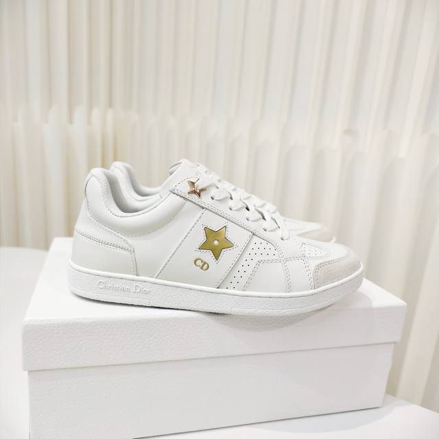 D家最新色休闲小白鞋 这款 D* Star 运动鞋是 D* 的经典单品，经典的轮廓别具一格。采用白色牛皮革精心制作，饰以同色调绒面革镶片。点缀以金色调 Cd 和