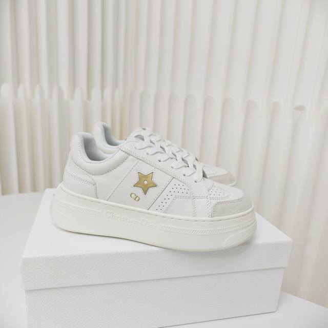 D家最新色加厚底增高休闲小白鞋 这款 D* Star 运动鞋是 D* 的经典单品，经典的轮廓别具一格。采用白色牛皮革精心制作，饰以同色调绒面革镶片。点缀以金色调