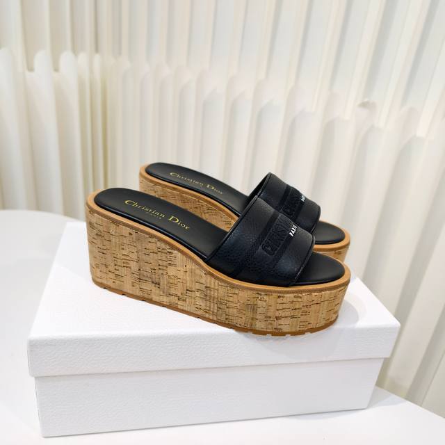 Dior秋季新款时尚百搭厚底增高休闲凉拖鞋 刺绣牛皮面，简单自然仙气风，加厚底坡跟设计，显高显腿长，垫脚采用软皮面，上脚是真的很轻很舒服！每个颜色也显皮肤亮白，