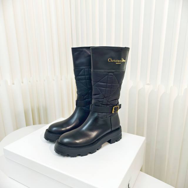 Dior迪奥 秋冬新款藤格纹刺绣中筒骑士靴 整双靴子采用进口真皮全手工制作，鞋面的刺绣藤格纹，时尚经典耐看。加厚底对于个子不高的女孩子简直就是福星呀跟高5Cm。