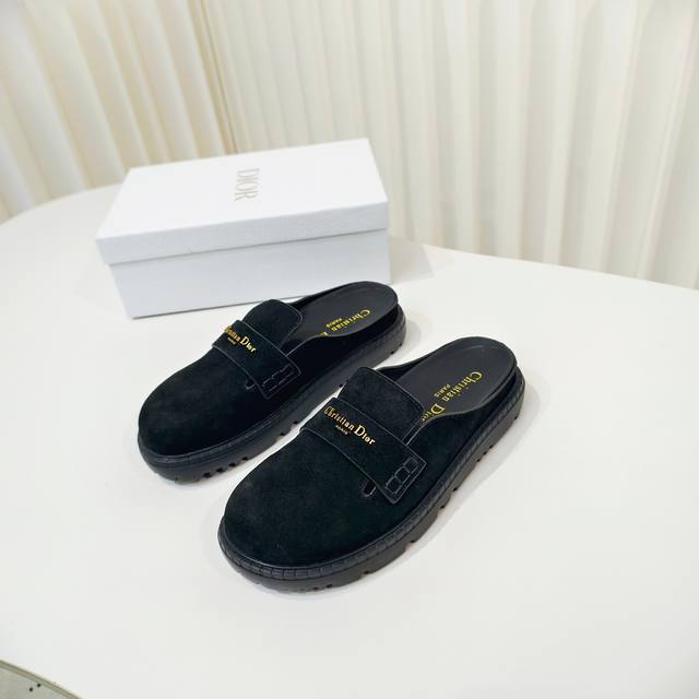 Dior 26迪奥早春新款––厚底勃肯包头半拖鞋 春夏力推系列绝美的厚底拖，全牛皮全手工制作，大头设计萌萌的超可爱，脚感超级柔软舒适，比平底更显脚瘦显腿长，更是