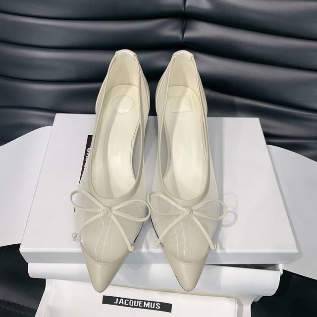 Jacquemus 早春新款小猫跟单鞋，流行的小猫跟设计和茴蕾风碰撞则个性，俏皮可爱，时尚好看，蝴蝶结装饰很有少女感，整体日常穿搭非常洋气就对了，对版牛皮进口网