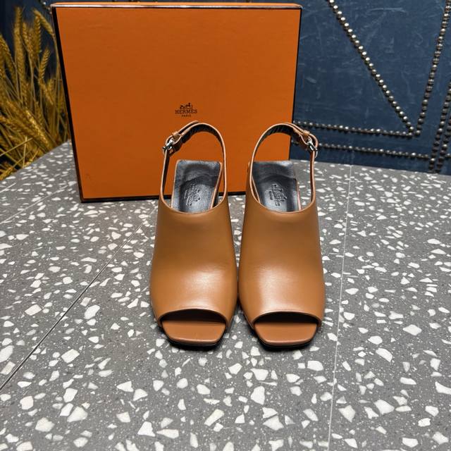 HermèS 爱马仕 DDD 鱼嘴后空粗跟凉鞋 复古优雅 粗跟稳而挺拔 DDD 自带复古韵味 久行亦无累感 DDD 面料：牛皮 羊京皮 DDD 内里：羊皮 DD