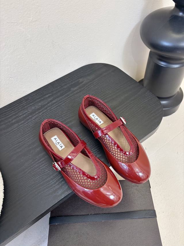 Alaiai 26C New Arrival～ DDD 大家对Balletcore 芭蕾风的印象是不是还停留在柔和色调和绑带的元素，Alaia来向你展示芭蕾美学