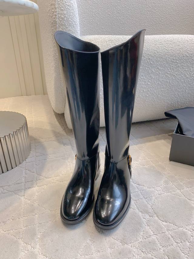 出厂价P DDD Ysl新款骑士长靴 上脚超显腿长 硬挺帅气 效果惊艳！简约百搭单品！ DDD 鞋面开边珠牛皮 内里垫脚羊皮 原版开模 DDD 尺码35-39