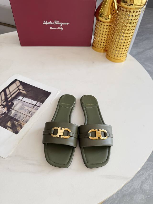 2026早春Ferragamo菲拉格慕新款牛仔纯皮女平底拖。35-42。橡胶底 。真皮底 DDD