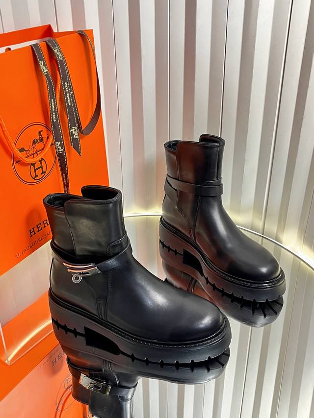 皮里620毛里Hermes Fw New Arrival～ DDD H家 短靴 Hermes爱马仕2026新款Kelly扣 DDD 进口皮料羊京材质，内里羊羔毛