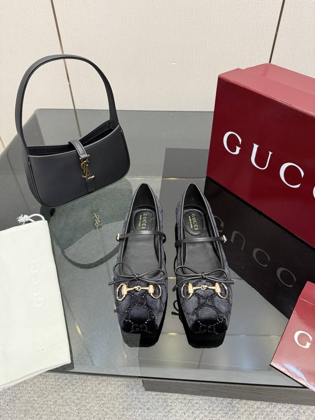 丝绒烫钻 布面 DDD Gucci25 早春 大热马衔扣芭蕾舞鞋 走秀款新总监的色彩与实穿概念每个颜色都超级安可拉红铆钉款更是尤为出众名副其实当选今年最出众芭蕾