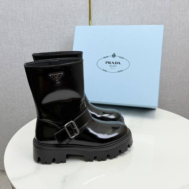 出绒面 ，皮面 DDD Prada 普拉达经典三角标一脚蹬王炸女靴 短靴 DDD 冬天买不到的系列，绝对是今年的大爆款！！贼好看！Prada靴子真的很哇塞！上脚