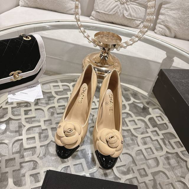 Chane* 小香26Ss早春新款拼色圆头高跟单鞋 DDD 香奶奶春夏新品超美高跟~好穿又高级～焕新演绎小香系列标志性风格。别致面料拼接鞋头，展露优雅韵味，5C