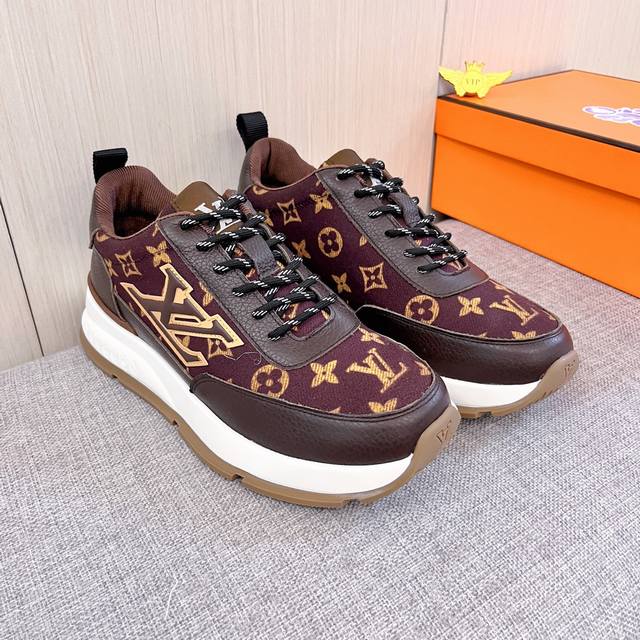 工厂P批 Lv 路易威登 男鞋高端品牌 官网1：1最新力作：鞋面采用意大利进口头层牛皮搭配舒适透气内里原版防滑耐磨大底制作，让行走更加便捷舒适！独家新款，惊世之