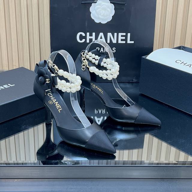 顶级版本 DDD Chanel 2025K新款尖头高跟鞋山茶花珍珠鞋 DDD 香奈儿是懂珠光宝气的 DDD 将山茶花 蝴蝶结 珍珠完美结合在一起 DDD 这双鞋