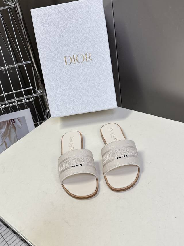 Dior迪奥2026春夏最新款Cd拖鞋 超多明星时尚博主种草 春夏季必备 简约的设计 极具辨识度的品牌Logo点缀 简单而不简约 上脚非常舒适 鞋面进口小牛皮鞋