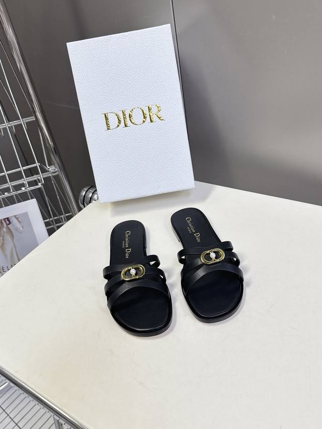 Dior迪奥2026春夏最新款Cd拖鞋 超多明星时尚博主种草 春夏季必备 简约的设计 极具辨识度的品牌Logo点缀 简单而不简约 上脚非常舒适 鞋面进口小牛皮鞋