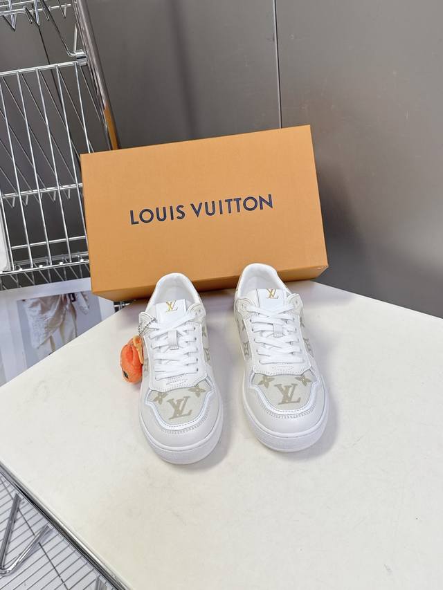 路易威登Lv春夏新款运动德训鞋 专柜一鞋难求 每个店铺配额有限 超多网红时装博主种草 原版购入开发 完美复刻 压花Logo品牌元素点缀鞋面和轻质橡胶外底，经典的