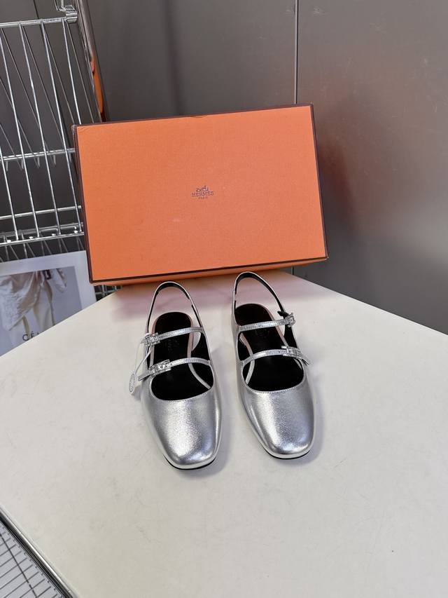 Hermes爱马仕春夏最新款 玛丽珍鞋 柜柜超难配货 经典的圆头版型 简约大气的设计 没有任何复杂的装饰 妥妥的老钱风 上脚超级百搭好看时髦 超多明星网红种草