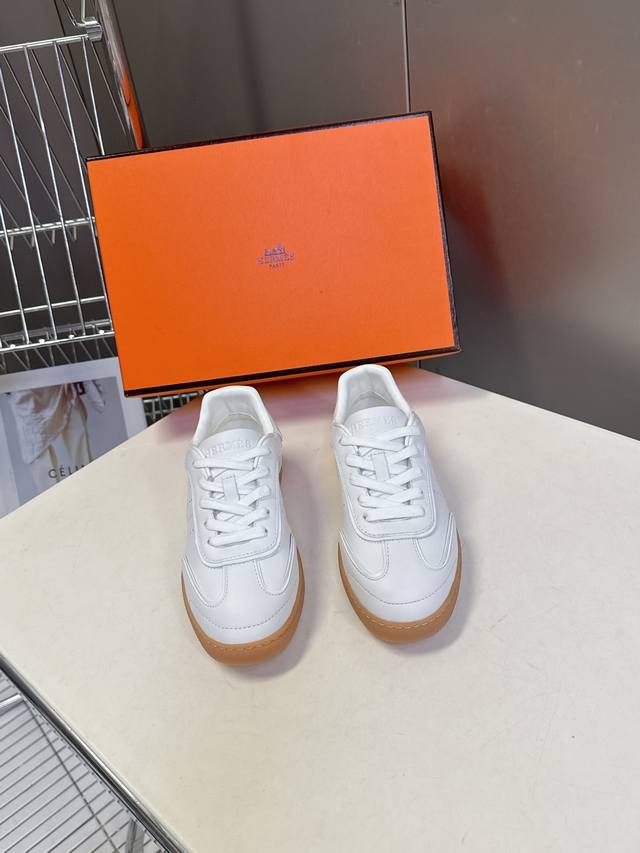 男装10 Hermes 爱马仕春夏最新情侣款德训鞋 休闲鞋 DDD 超多明星网红种草 专柜非常难配货 采用本质线条的“H斜切”钻孔设计，呈现时尚城市和新复古风格