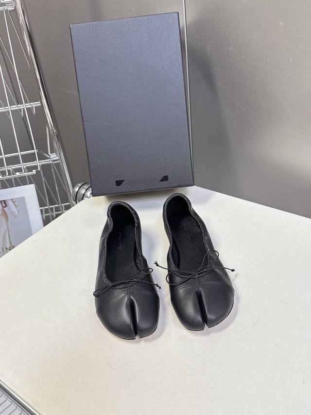 Christen2026春夏最新款分脚趾 玛丽珍 芭蕾舞鞋 DDD 超多明星网红种草 柔软绵羊面料加绵羊里皮作为设计元素，超软舒适，采用蝴蝶的长度来调节鞋子的包