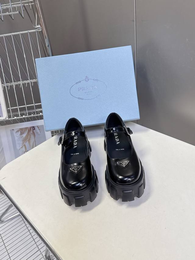 Prada 普拉达最新款三角标厚底 玛丽珍乐福鞋皮鞋 DDD 超多明星网红种草 绝对是今年的大爆款贼好看 简约的鞋面设计 极具品牌辨识度的三角标点缀 细节拉满